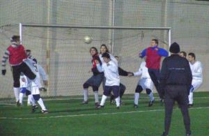 V prvním poločase duelu s TJ Kelč měli kopřivničtí fotbalisté jen málo příležitostí ke skórování. V tomto případě se po centru zleva snaží usměrnit míč hlavou do sítě Maslák.<br/>    
FOTO: ONDŘEJ ZAPLETAL
