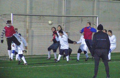 V prvním poločase duelu s TJ Kelč měli kopřivničtí fotbalisté jen málo příležitostí ke skórování. V tomto případě se po centru zleva snaží usměrnit míč hlavou do sítě Maslák.<br/>    
FOTO: ONDŘEJ ZAPLETAL
