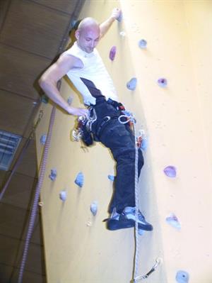 V gymnastické tělocvičně byla minulý týden slavnostně otevřena umělá horolezecká stěna. Veřejnosti je k dispozici každou středu. Více informací na straně 8.<br/>                          
FOTO: ONDŘEJ ZAPLETAL
