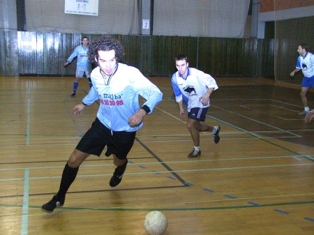 Ani Jan Daňhel v dresu Lokomotivy Gangsters nepomohl kopřivnickému týmu k tomu, aby si udržel vedoucí pozici v první okresní třídě futsalové soutěže.<br/>                          
FOTO: ONDŘEJ ZAPLETAL
