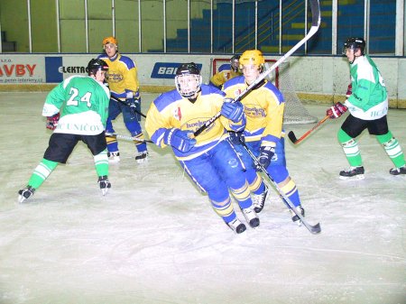 Minulý týden ve středu přineslo utkání kopřivnických hokejistů s Uničovem kvalitní podívanou, ale domácí tým přesto soupeři podlehl 3:6. <br/>                                              
FOTO: ONDŘEJ ZAPLETAL
