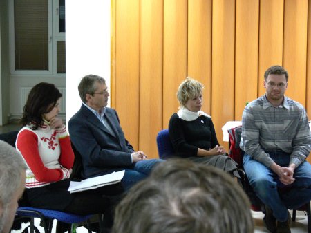 Diskuze o stávající situaci a dalším vývoji v psím útulku přilákala jen několik lidí.<br/> FOTO: DANA HOĎÁKOVÁ