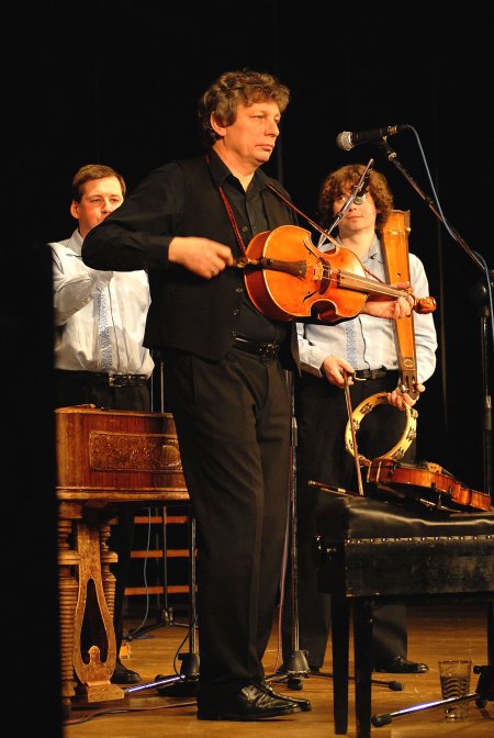 Hradišťan s Jiřím Pavlicou v čele při svém koncertě v Kopřivnici využíval i velmi netradiční staré nástroje. Více na straně 4.<br/>                                                                   
FOTO: DAVID MACHÁČEK
