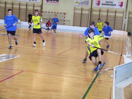 Florbalový tým ZŠ Emila Zátopka se v závěrečném utkání krajského finále střelecky trápil a  díky remíze 1:1 s týmem Krnova skončil na druhém místě.<br/>                                  
FOTO: ONDŘEJ ZAPLETAL
