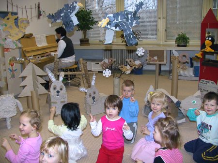 Děti v Mateřské školce České zpívají písničky o vlastnoručně vyrobených zvířátkách.<br/>                   FOTO: Ilona HOFFMANNOVÁ