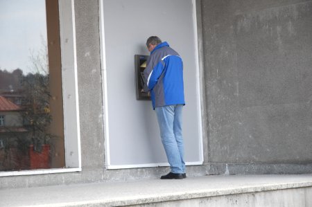 Bankomat České spořitelny byl v minulém týdnu přemístěn z již nevyužívané vstupní brány do automobilky Tatra ke vstupu do budovy radnice.<br/>                                               
FOTO: DAVID MACHÁČEK
