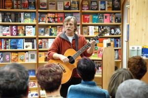 Jiří Dědeček spolu s pravidelnými hosty Pohody oslavil patnácté výročí tohoto knihkupectví zpěvem a autorským čtením. Další podobné akce prý budou následovat.<br/>              
FOTO: DAVID MACHÁČEK

