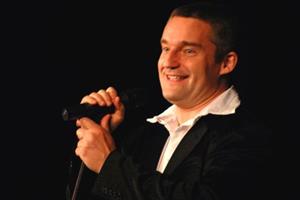 Vladimír Hron bavil své publikum zpěvem stejně jako vyprávěním anekdot a krátkých příběhů.<br /> FOTO: DAVID MACHÁČEK