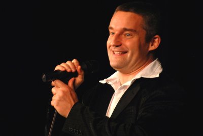Vladimír Hron bavil své publikum zpěvem stejně jako vyprávěním anekdot a krátkých příběhů.<br /> FOTO: DAVID MACHÁČEK
