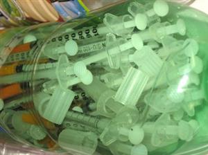 Stovky injekčních stříkaček shromážděných streetworkery společnosti Renarkon. V loňském roce počet vyměněných setů prudce narostl.<br/>                                               
ILUSTRAČNÍ FOTO: RENARKON
