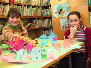 S výrobou papírových slonů při tradičním Odpoledni s kocourem vydatně pomáhaly dětským návštěvníkům dvě pracovnice městské knihovny.<br/>                                         
FOTO: ILONA HOFFMANNOVÁ
