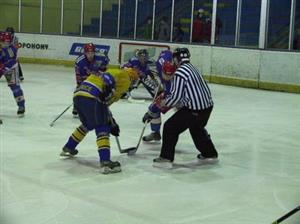 Kopřivničtí hokejisté byli vedoucímu týmu tabulky krajského přeboru Karviné v sobotním utkání vyrovnaným soupeřem.<br/>                                                                                
FOTO: ONDŘEJ ZAPLETAL
