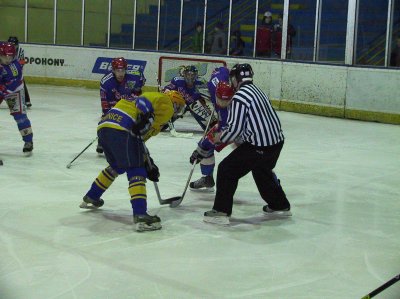 Kopřivničtí hokejisté byli vedoucímu týmu tabulky krajského přeboru Karviné v sobotním utkání vyrovnaným soupeřem.<br/>                                                                                
FOTO: ONDŘEJ ZAPLETAL
