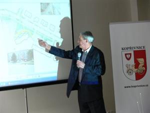 Lidé měli možnost vyjádřit své připomínky a návrhy k plánované rekonstrukci ulice Štramberské. Zájem byl v porovnání s jinými podobnými akcemi poměrně velký.<br/>                                FOTO: LUKÁŠ  FILIP