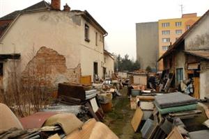 Haldy odpadů nashromáždil okolo chátrajícího domu na okraji sídliště Sever  bezdomovec, který jej obývá. Lidé se bojí potkanů.<br/>    
FOTO: DAVID MACHÁČEK
