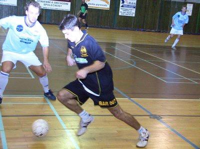 Nejlepší střelec okresního přeboru Roman Bartoš (ve světlém) brání útočníka novojičínských Top Dogs.<br/>  FOTO: ONDŘEJ ZAPLETAL