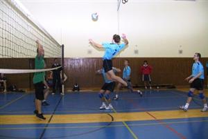 Kopřivničtí volejbalisté si v sobotním dvojzápase poradili s odvěkým rivalem VŠB TU Ostrava také díky lepší hře na síti.<br/>                                                                            
FOTO: ONDŘEJ ZAPLETAL
