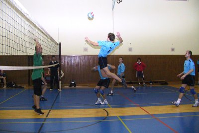 Kopřivničtí volejbalisté si v sobotním dvojzápase poradili s odvěkým rivalem VŠB TU Ostrava také díky lepší hře na síti.<br/>                                                                            
FOTO: ONDŘEJ ZAPLETAL
