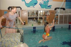 Tarzaniáda s netradičními atrakcemi ve vodě měla mezi dětmi i dospělými úspěch. <br />                                                           FOTO: DAVID MACHÁČEK