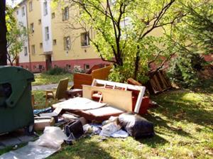 Lidé odkládají ke kontejnerům vše, co doma nepotřebují. Tento odpad by měli sami odvážet buď do sběrného dvora, nebo vyčkat na přistavení velkoobjemových van.<br />                                     
FOTO: ARCHIV

