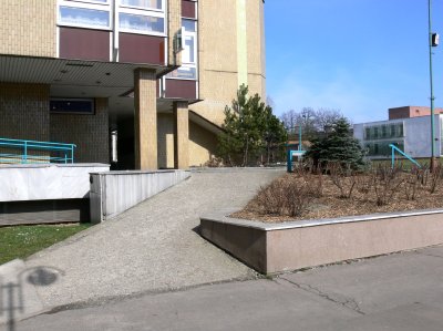 Na opravu dlouho kritizovaného stavu nájezdu by mělo dojít o prázdninách.<br/>    FOTO: DANA HOĎÁKOVÁ