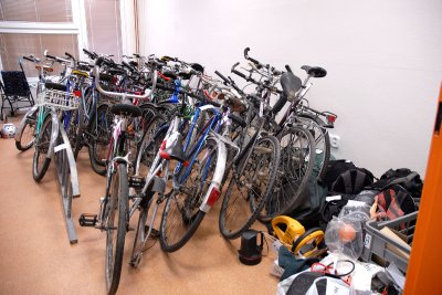 Sklad ztrát a nálezů je zaplněný především hromadou jízdních kol, najdou se tam ale i kuriozity, jako je například nedopitá láhev rumu.<br />                                                      
FOTO: DAVID MACHÁČEK
