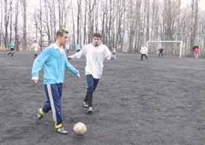 Martina Kapsa (u míče) z Vlčovic-Mniší se snaží obejít Lukáše Kühnerta v sobotním přípravném zápase proti kopřivnickým fotbalistům.<br />                                                       
FOTO: ONDŘEJ ZAPLETAL
