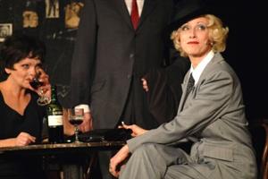 Hra Edith a Marlene byla především příležitostí pro dvě herecké osobnosti, Hanu Seidlovou v roli Edith (vlevo) a Renatu Drösslerovou jako Marlene.<br/>                          
FOTO: DAVID MACHÁČEK
