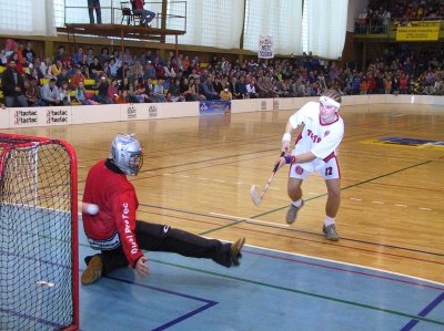 Finále republikového mistrovství ve florbale školních týmů se rozhodovalo až v samostatných nájezdech. Ten rozhodující proměnil kopřivnický hráč Radek Gavaller.<br/>                   
FOTO: ONDŘEJ ZAPLETAL
