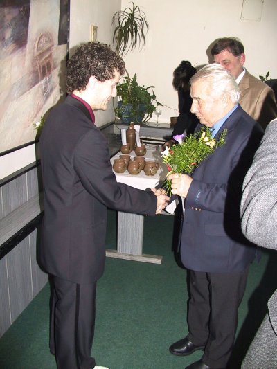 Jiří Raška (vpravo) předává cenu pro sportovce okresu kopřivnickému juniorskému mistru republiky ve vzpírání Radku Enčevovi. <br/>                                       
FOTO: ONDŘEJ ZAPLETAL
