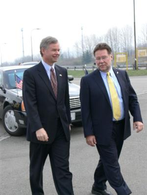 Velvyslanec Richard Graber si v doprovodu generálního ředitele a. s. Tatra prohlédl automobilku. Jízdu v nákladní tatrovce na polygonu si pochvaloval.<br/>                                    
FOTO: DANA HOĎÁKOVÁ

