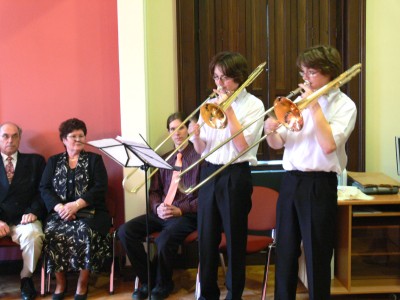 Na úvod slavnostního aktu zahráli přítomným pedagogickým pracovníkům sourozenci Galiovi skladby na pozouny.<br/>           
FOTO: DANA HOĎÁKOVÁ
