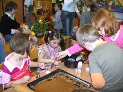 Vykrajování perníků a jejich zdobení si vedle výroby kraslic přišli postupně vyzkoušet všichni závišičtí předškoláci.<br/>                                                                             
FOTO: ILONA HOFFMANNOVÁ
