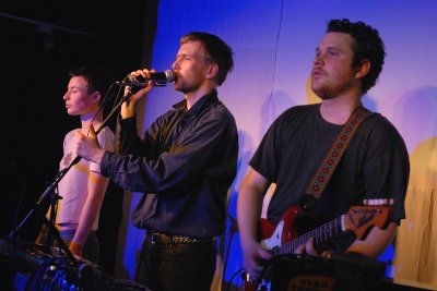 V závěru svého koncertu v klubu Galerka trio Midi Lidi zahrálo jeden song už bez projekcí a navíc za doprovodu kytary, jinak bylo jejich vystoupení elektronickým bonbónkem.<br/>        FOTO: DAVID MACHÁČEK