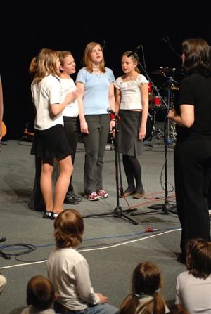 Pěvecký soubor ze Základní školy Emila Zátopka byl jedním z vystupujících Jarního koncertu škol v kulturním domě. Kinosál při žákovských produkcích praskal ve švech.<br/>         
FOTO: DAVID MACHÁČEK
