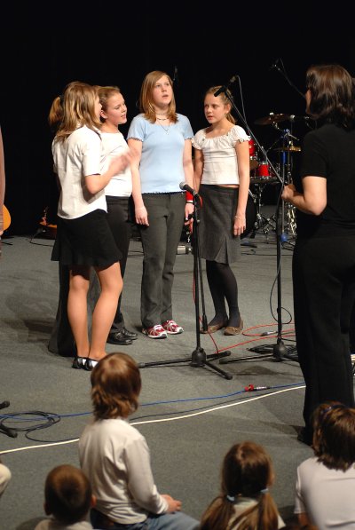 Pěvecký soubor ze Základní školy Emila Zátopka byl jedním z vystupujících Jarního koncertu škol v kulturním domě. Kinosál při žákovských produkcích praskal ve švech.<br/>         
FOTO: DAVID MACHÁČEK
