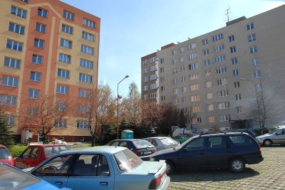 Zatímco některé družstevní domy se už pyšní novým kabátem, další ho teprve dostávají. V letošním roce OSBD realizuje vůbec nejvyšší počet revitalizací svých domů.<br/>                
FOTO: DAVID MACHÁČEK
