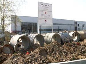 Průmyslová zóna v Mošnově připomíná jedno velké staveniště. Přesto v hale korejské firmy Plakor bude během měsíce května spuštěn zkušební provoz.<br/>                              
FOTO: ILONA HOFFMANNOVÁ
