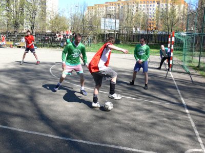 Hráči zcela nového družstva s názvem Rs team (u míče) dokázali ve své premiéře v malé kopané zvítězit ve všech  svých zápasech a usadili se v čele třetí ligy.<br/>                       
FOTO: ONDŘEJ ZAPLETAL
