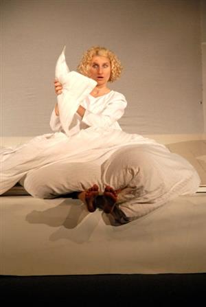 Monika Kurincová v hlavní roli představení Pojď do mého světa. Tato inscenace brněnského divadla Neslyším na Kopřivě získala cenu diváků.<br/>
FOTO: DAVID MACHÁČEK
