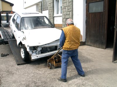Osmnáct vraků bylo odvezeno do Ženklavy. Za likvidaci kompletního vozidla nemuseli občané platit žádné poplatky.<br/>
FOTO: DANA HOĎÁKOVÁ

