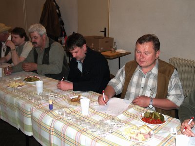 Úloha poroty při degustaci pálenek je náročná. Ne vždy se totiž musí jednat o kvalitní pití. To rozhodně neplatí u tradičně nejlepších vzorků pánů Hýla a Tichopada.<br/>
FOTO: ARCHIV OBCE
