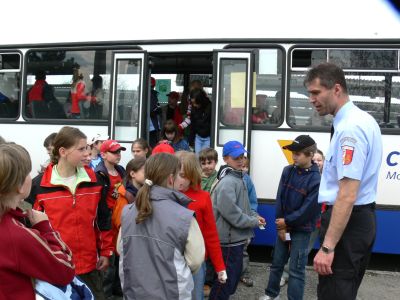 Strážník městské policie Vladimír Krompolc žákům třetích tříd ZŠ E. Zátopka vysvětloval zásady správného chování.<br/>              
FOTO: DANA HOĎÁKOVÁ
