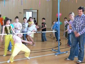 Projít v záklonu pod postupně se snižující laťkou se nepodařilo jen tak někomu. Vítězové zábavného odpoledne na ZŠ 17. listopadu byli odměněni sladkostmi.<br/>             
FOTO: ILONA HOFFMANNOVÁ
