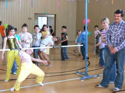 Projít v záklonu pod postupně se snižující laťkou se nepodařilo jen tak někomu. Vítězové zábavného odpoledne na ZŠ 17. listopadu byli odměněni sladkostmi.<br/>             
FOTO: ILONA HOFFMANNOVÁ
