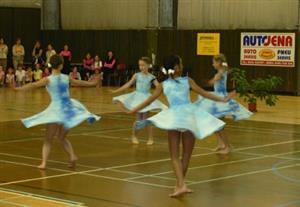 Žačky z prezentační skupiny ASK Kopřivnice pod vedením Stanislavy Dratvové tančily pódiovou skladbu s názvem Zpěvánka na lásku.<br/>                                                          
FOTO: ONDŘEJ ZAPLETAL
