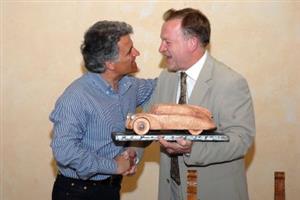 Starosta Kopřivnice předává oficiální dar města starostovi Castiglione del Lago Valteru Carloiovi. <br/> FOTO: DAVID MACHÁČEK