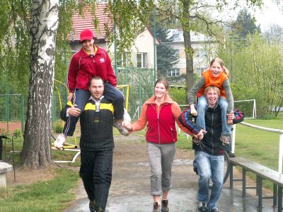 Do cíle osmého ročníku Běhu Terryho Foxe v Kateřinicích jako první dorazila v dešti pětice recesistů.<br/> FOTO: ILONA HOFFMANNOVÁ