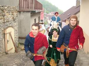 Otvírání sezony na hradě ve Štramberku nepřálo počasí. Průvod v dobových kostýmech ale na Trúbu přesto dorazil.<br/>                                                                                    
FOTO: DAVID MACHÁČEK
