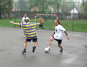Petr Cachnín z prvoligového týmu Bum Šankar obchází hráče Heimatu v nedělním ranním utkání, ve kterém favorizovaní Šankaři prohráli 1:2.<br/>                                         
FOTO: ONDŘEJ ZAPLETAL
